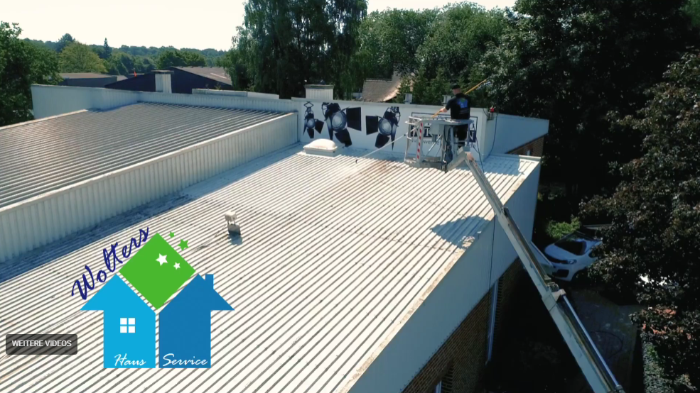 Video starten: Professionelle Dachreinigung Emsb&uuml;ren